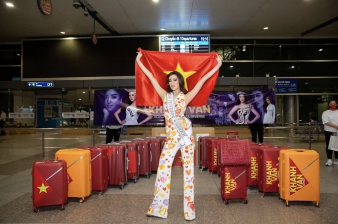 Khánh Vân mang theo lượng hành lý lớn để tham gia Miss Universe 2020.