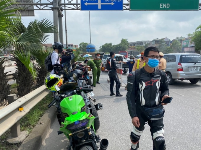 Đoàn xe chạy trên cao tốc với tốc độ cao, tiếng rít của động cơ và tiếng bô của xe phân khối làm người tham gia giao thông một phen “hú hồn”.