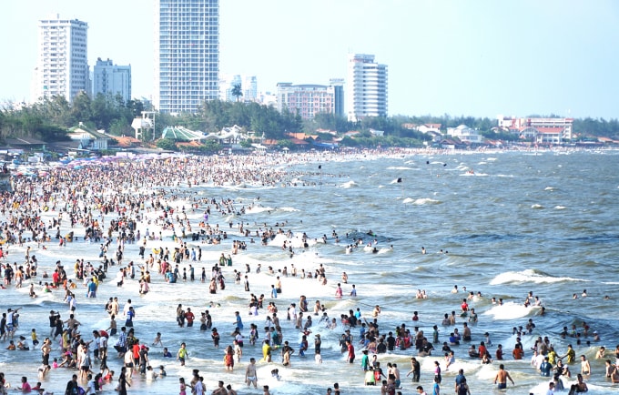 Biển Vũng Tàu đông du khách trong những ngày lễ 30/4 và 1/5.