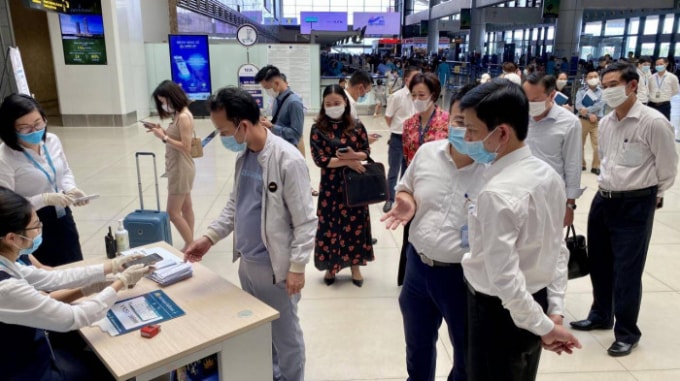 Thứ trưởng Bộ GTVT Lê Anh Tuấn kiểm tra đột xuất việc phục vụ hành khách cũng như phòng chống dịch Covid-19 tại Cảng Hàng không quốc tế Nội Bài vào sáng 29/4. Ảnh: TL