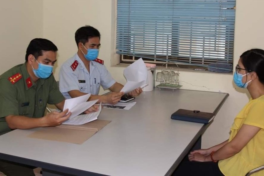 Cơ quan chức năng tỉnh Hà Nam làm việc với chị Phạm T.L. Ảnh: Công an Hà Nam
