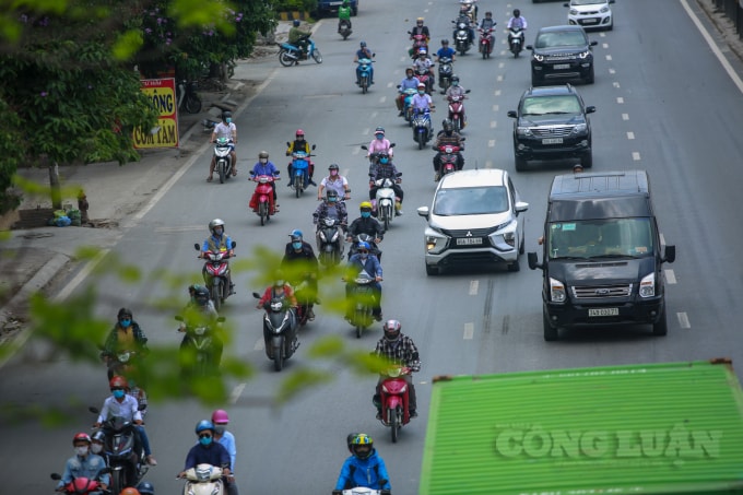 Nhiều người dân sử dụng xe máy di chuyển trở lại Thủ đô để làm việc cũng như học tập.