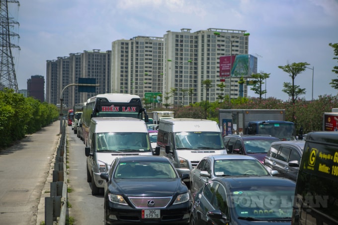 Một đoạn dài khoảng 500m bị ùn ứ chờ đèn đỏ.