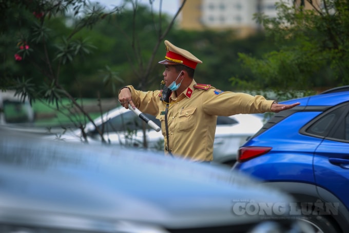 Tại đây, Đội Tuần tra kiểm soát đường bộ cao tốc số 3, Phòng Hướng dẫn tuần tra, kiểm soát giao thông đường bộ, Cục CSGT cũng đã tổ chức căng dây, đặt chóp giao thông, phân luồng từ xa giảm ùn tắc.