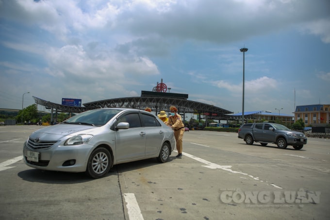 Một chiếc xe ô tô di chuyển đường xa, đến trạm thu phí thì xe gặp sự cố không thể di chuyển đã được Thiếu tá Nguyễn Viết Nhiên và Đại úy Nguyễn Trọng Hậu thuộc Đội 3, Cục CSGT đang làm nhiệm vụ trên tuyến hỗ trợ đẩy xe vào làn dừng đường khẩn cấp tránh ùn tắc.