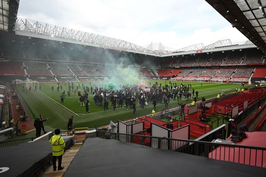 Nhóm cổ động viên quá khích xông vào sân Old Trafford. Ảnh: Getty