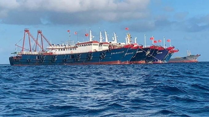 Khoảng 200 tàu Trung Quốc neo đậu ở Bãi Ba đầu thuộc Trường Sa của Việt Nam hồi tháng 3 - Ảnh: Reuters