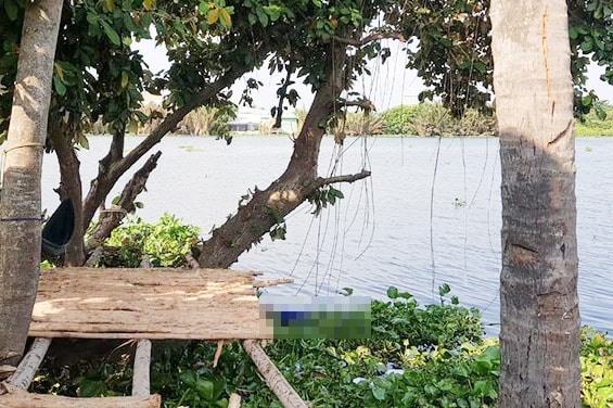 Thi thể nam thanh niên được phát hiện khi trôi dạt vào bờ. Ảnh: Zingnews.vn