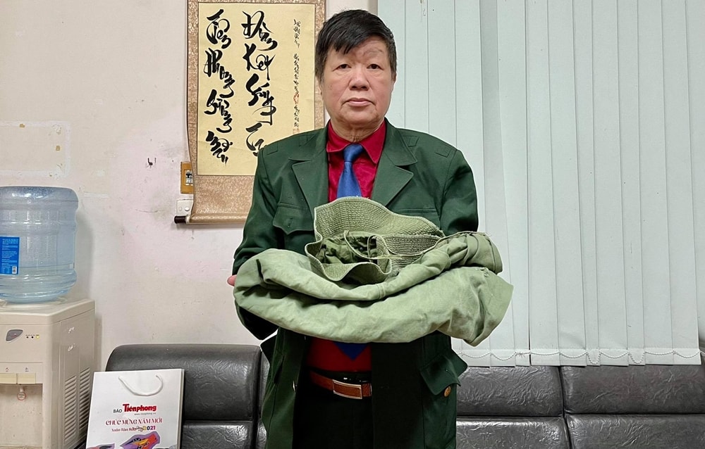 Nhà báo Phạm Yên tặng Bảo tàng Tuổi trẻ Việt Nam 2 kỷ vật (mũ tai bèo và võng dùng trong chuyến đi Trường Sa 1989) và gần 1000 file ảnh trong những năm ông công tác tại Báo Tiền Phong. Ảnh: NVCC
