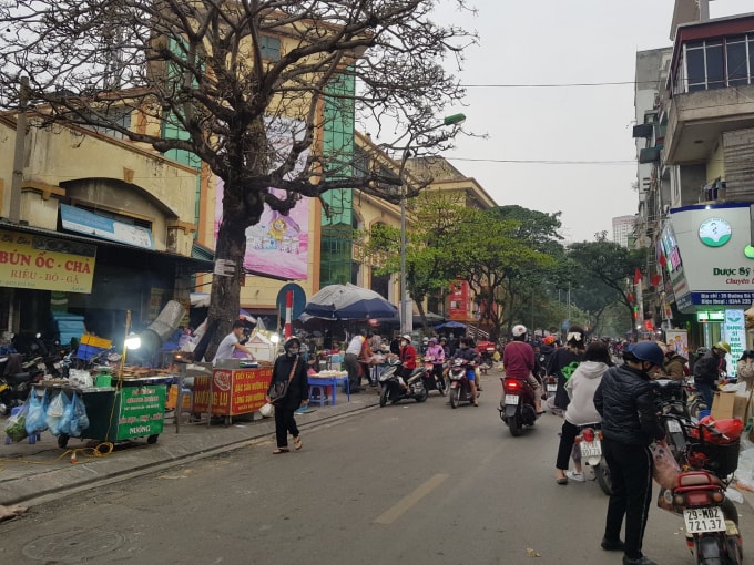 Khung cảnh luộm nhộm, mất mỹ quan đô thị trên tuyến phố Bà Triệu
