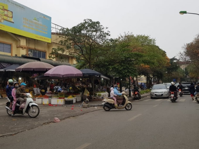 Gần như toàn bộ vỉa hè phố Lê Lợi không còn một chỗ trống