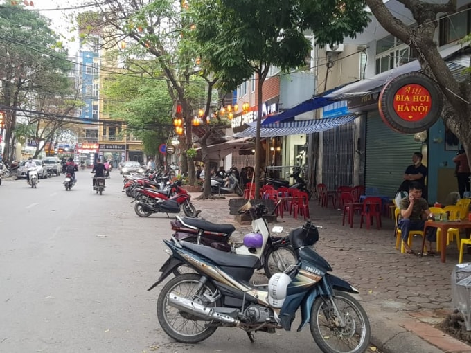 Vỉa hè bị hàng quán chiếm dụng, lòng đường biến thành nơi để xe