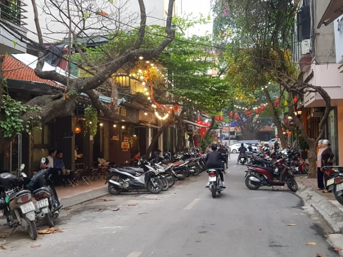 Tuyến phố Trưng Trắc bị chưng dụng làm điểm để xe, chỉ chừa một lối đi nhỏ cho các phương tiện xe máy