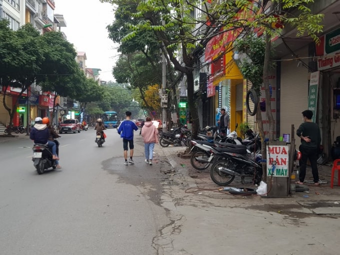 Người đi bộ chỉ biết ngậm ngùi lưu thông dưới lòng đường