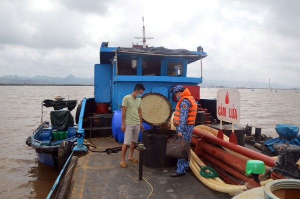 Tàu chở 25.000 lít dầu trên biển bị phát hiện, bắt giữ