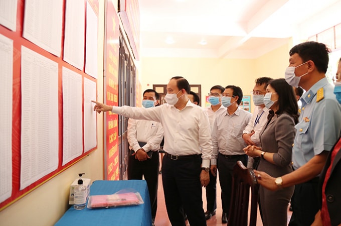 Đoàn kiểm tra của Ủy ban Bầu cử thành phố kiểm tra công tác bầu cử trên địa bàn quận Cầu Giấy.