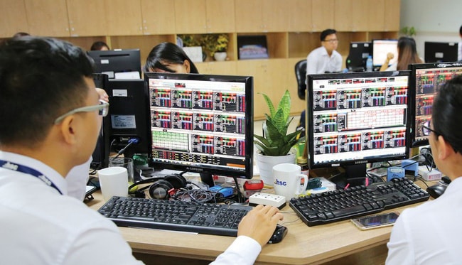 Giao dịch không thực sự tích cực nhưng nhờ sự hỗ trợ tích cực của một vài cổ phiếu bluechips và ngân hàng đã giúp chỉ số Vn-Index đảo chiều thành công cho đến cuối phiên làm việc. Ảnh minh họa