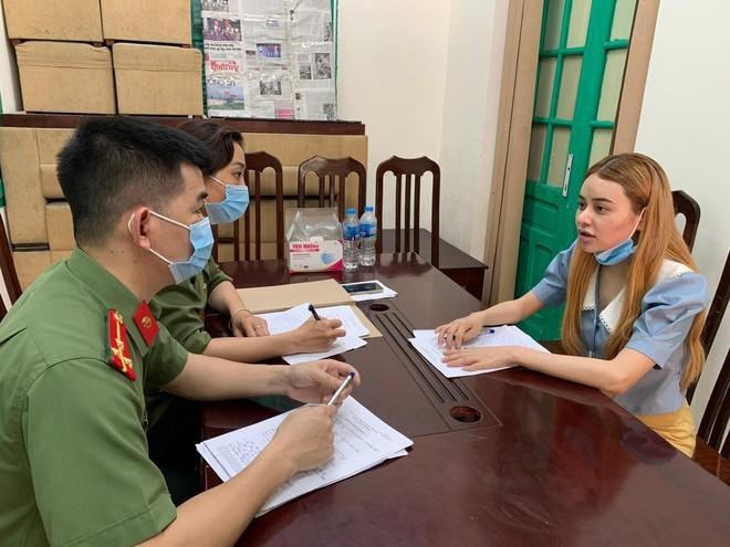 Cơ quan ANĐT CATP Hà Nội đấu tranh đối tượng môi giới người nhập cảnh trái phép. Ảnh: CACC