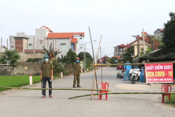 Chốt kiểm dịch tại thôn Quan Nhân, xã Đạo Lý. Ảnh: Báo Hà Nam