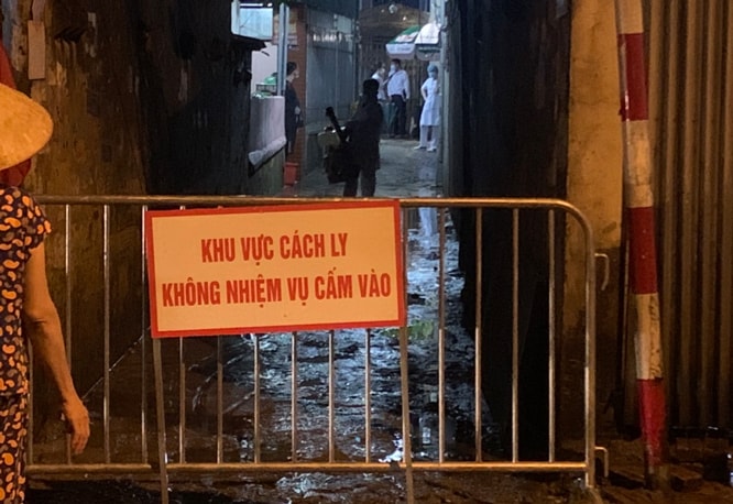Hà Nội phong tỏa một ngõ ở quận Bắc Từ Liêm do có ca dương tính Covid-19. Ảnh: minh họa