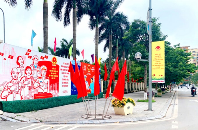 Trang trí, tuyên truyền cổ động trực quan về bầu cử trên địa bàn quận Hoàng Mai. Ảnh: HNP