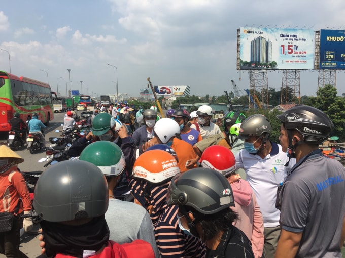 Người đi đường hiếu kỳ tụ tập khiến giao thông ùn ứ trên cầu Đồng Nai