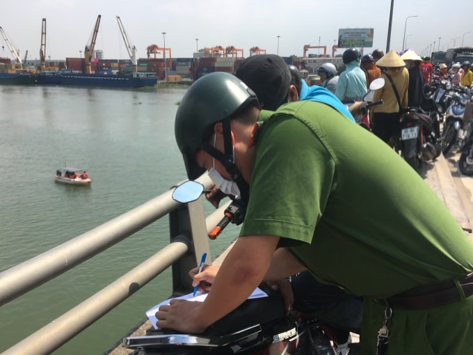 Công an lấy lời khai các nhân chứng vụ nhảy cầu Đồng Nai.