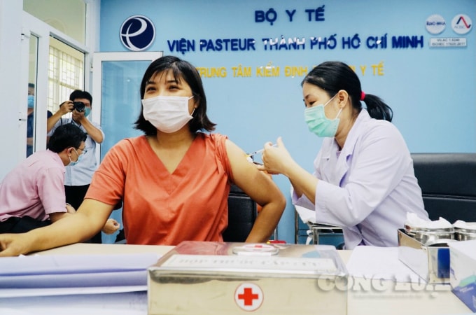 Phóng viên Hoàng Tuyết - TTXVN đang được chích ngừa.