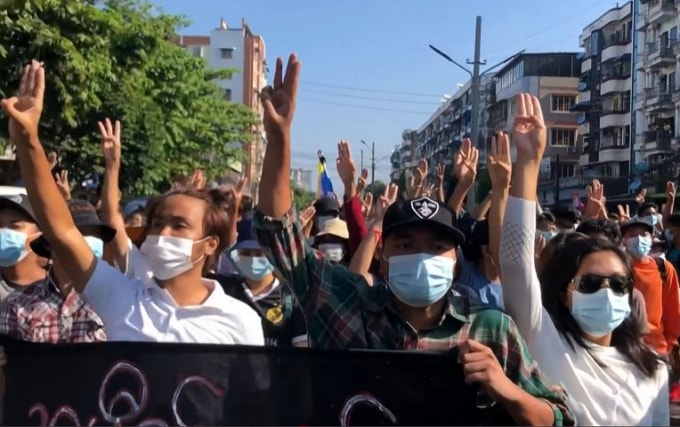 Những người biểu tình chào bằng ba ngón tay khi họ tham gia vào một cuộc biểu tình chớp nhoáng như một phần của các cuộc biểu tình chống lại cuộc đảo chính quân sự vào 
