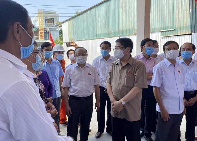 Phó Chủ tịch Quốc hội Nguyễn Đức Hải đến kiểm tra điểm niêm yết danh sách cử tri tại phường Hương Sơ, Thành phố Huế.