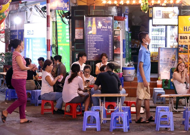 Tụ tập đông người, không đeo khẩu trang tiềm ẩn nguy cơ cao lây nhiễm dịch bệnh trong cộng đồng. Ảnh minh họa