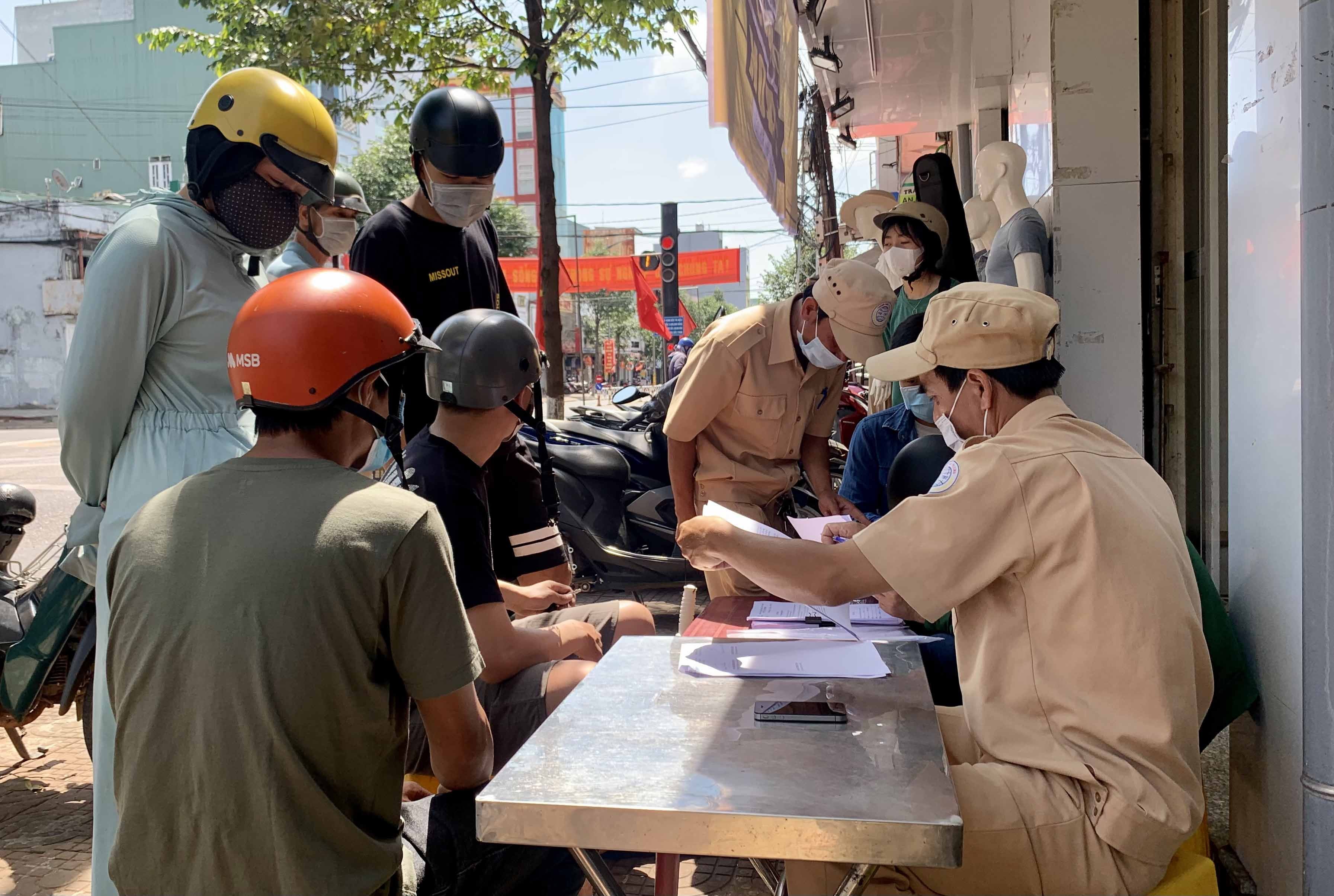 Gia Lai đã xử phạt hơn 200 triệu đồng các trường hợp không tuân thủ quy định phòng, chống dịch Covid-19. Ảnh: TL