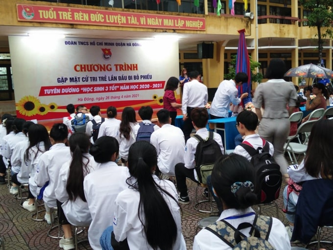 Gặp mặt cử tri trẻ lần đầu đi bỏ phiếu tại quận Hà Đông (Hà Nội). Ảnh: TL