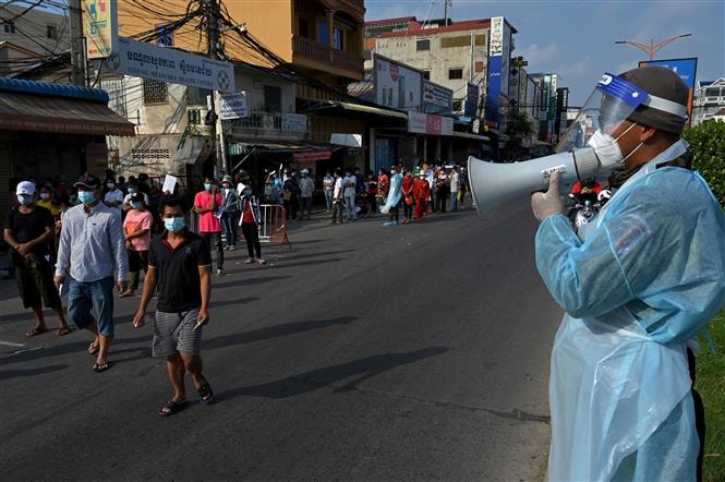 Người dân chờ tiêm chủng vaccine ngừa COVID-19 tại Phnom Penh, Campuchia, ngày 3/5/2021. Ảnh: AFP