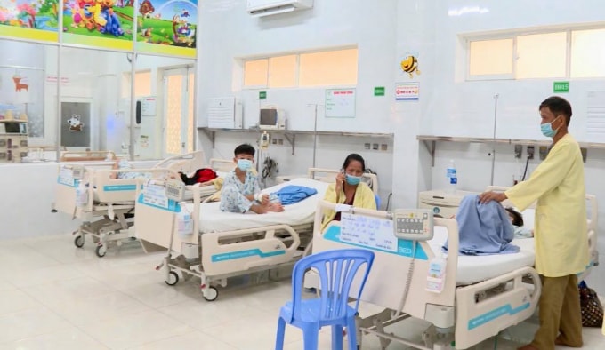 Người thân chăm sóc cho các bé tại khoa Hồi sức tích cực – chống độc của bệnh viện.