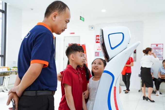 Học sinh thích thú tại Trạm trải nghiệm Công Dân Số