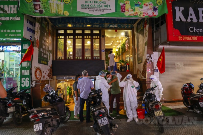 Ngay trong đêm 4/5, sau khi có thông tin về ca nhiễm Covid-19 là một bác sĩ từng đến hát karaoke tại quán Moonligh ở số 54 Chùa Láng (quận Đống Đa), Trung tâm y tế quận Đống Đa đã khẩn trương đến đây lấy mẫu xét nghiệm.