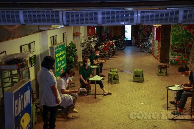 Trước khi lấy mẫu xét nghiệm, những người liên quan được khai báo y tế đầy đủ.