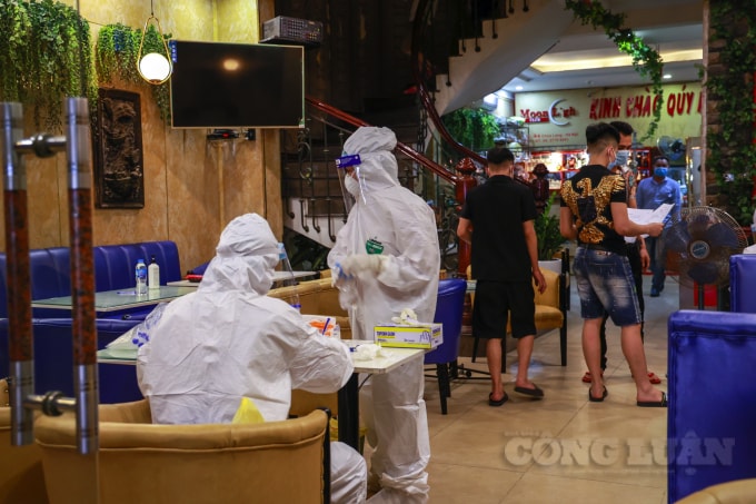 Đã có rất nhiều người có liên quan đến địa điểm này đã tới chờ lấy mẫu xét nghiệm.