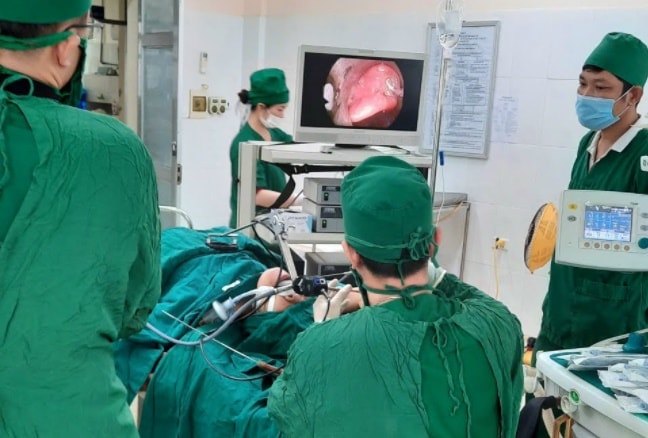Thực hiện ca phẫu thuật u nang hạ họng - Bệnh viện đa khoa huyện Mỹ Đức.
