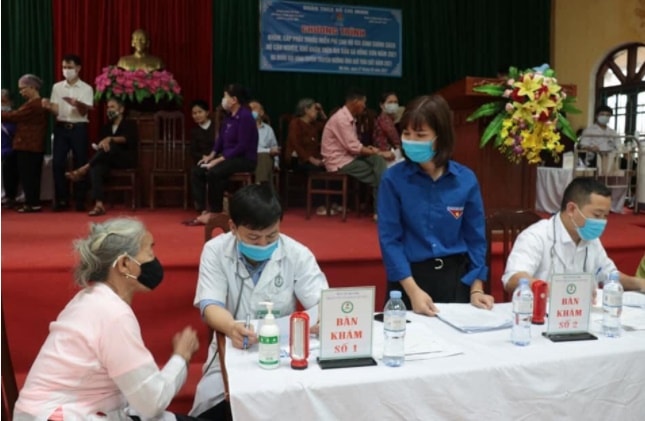 Chi đoàn Bệnh viện Đa Khoa huyện Mỹ Đức tổ chức khám và cấp phát thuốc miễn phí cho hơn 200 đối tượng là gia đình chính sách.