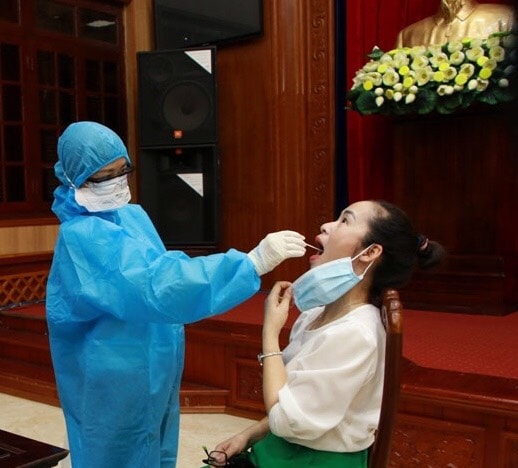 Các phóng viên cơ quan báo chí trên địa bàn tỉnh Hà Nam được lấy mẫu xét nghiệm Covid- 19.