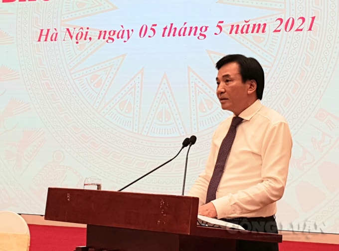 Bộ trưởng, Chủ nhiệm Văn phòng Chính phủ Trần Văn Sơn thông tin tại Họp báo.