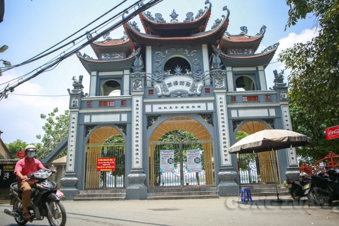 Phủ Tây Hồ cũng đã đóng cửa toàn bộ, lượng người đến đoạn đường này cũng vắng vẻ.