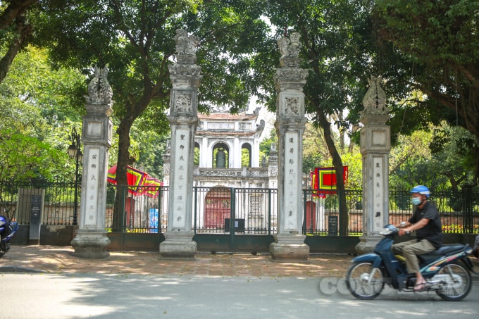 Từ 17h ngày 3/5, thực hiện chỉ đạo của UBND TP. Hà Nội, hàng loạt các di tích lịch sử, quán ăn, trà đá, cà phê vỉa hè đồng loạt đóng cửa để đảm bảo công tác phòng chống dịch COVID-19.