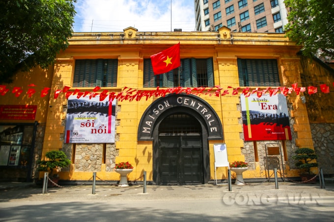 Theo đó, nội dung công điện yêu cầu tạm dừng mở cửa đón khách tại các khu di tích, cơ sở tôn giáo; tạm dừng hoạt động đối với các quán ăn uống đường phố, trà đá vỉa hè, cà phê vỉa hè đến khi có chỉ đạo mới.