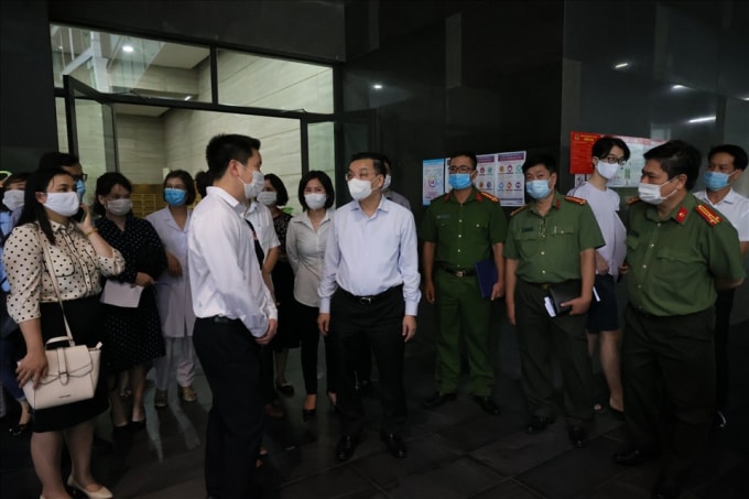 Chủ tịch UBND TP.Hà Nội kiểm tra công tác phòng, chống dịch COVID-19 tại tòa chung cư Dolphin Plaza (quận Nam Từ Liêm).