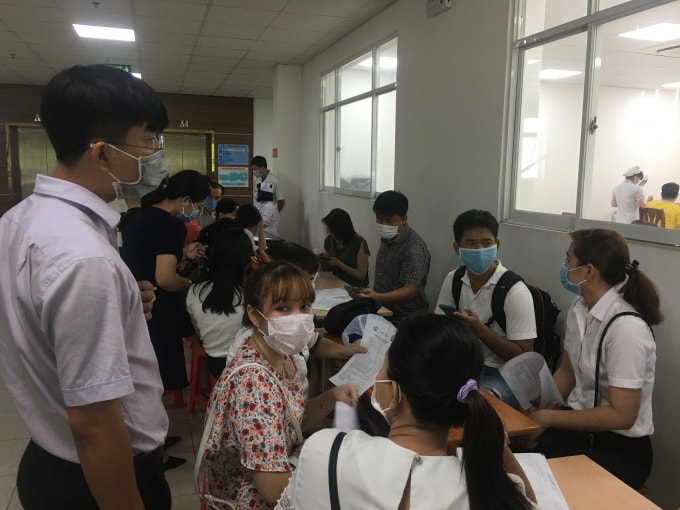 Các nhân viên đơn vị hành chính công, sở ngoại vụ và các đơn vị truyền thông của Đồng Nai làm thủ tục trước khi tiêm.