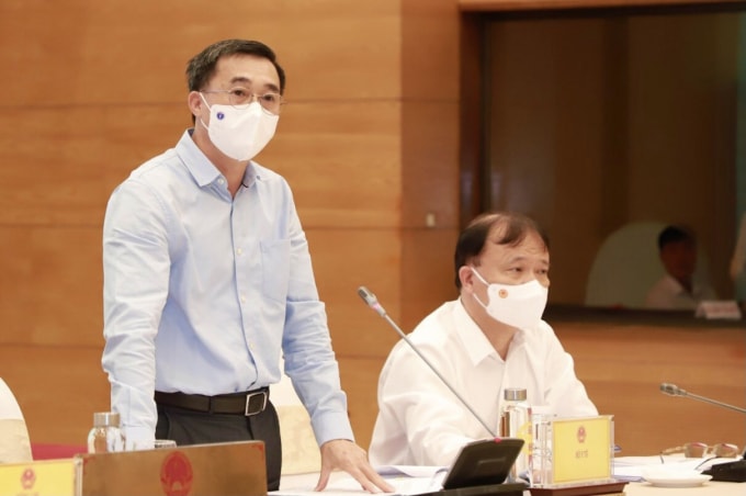 Thứ trưởng Bộ Y tế Trần Văn Thuấn thông tin tại họp báo.