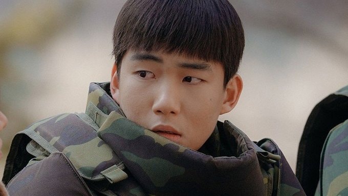 Tang Jun Sang trước đó từng gây ấn tượng với vai cậu chiến sĩ nhỏ tuổi nhất trong 